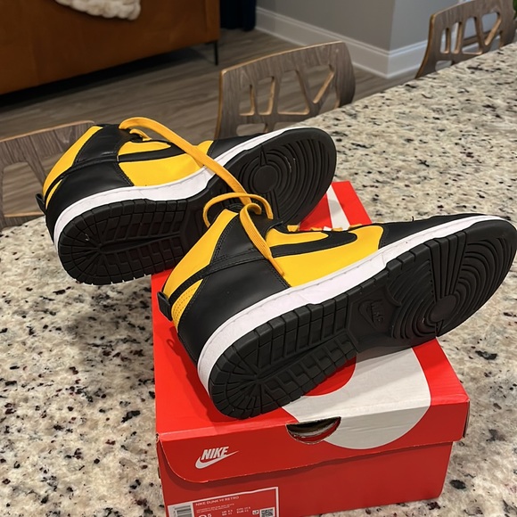 Nike Dunk High Retro Men’s 9.5 like new. Worn 1x university gold/black - Picture 5 of 6